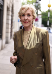  Patricia Hodge